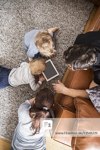 Familie mit digitalem Tablett im Wohnzimmer