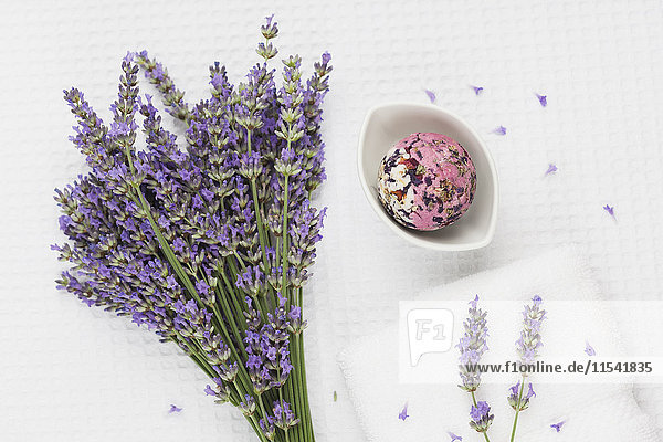 Wellnessartikel,  Lavendelbouquet,  Lavendel-Rose-Petal-Seifenkugel in Schale,  Lavendel,  weißes Handtuch