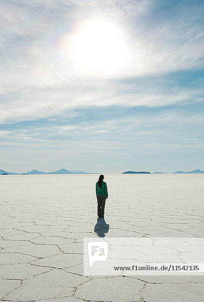 Bolivia  Atacama  Altiplano  Woman standing in Salar de Uyuni