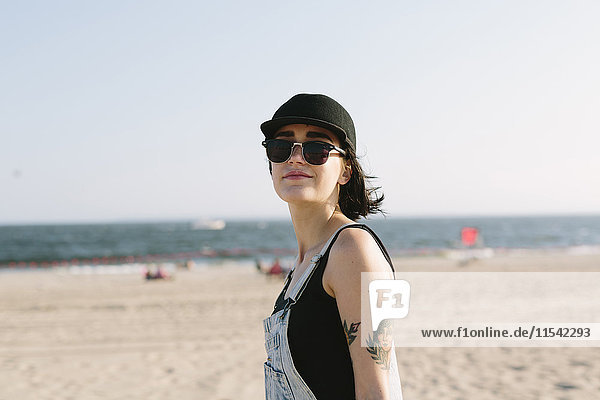 USA  New York  Coney Island  Portrait einer jungen Frau am Strand