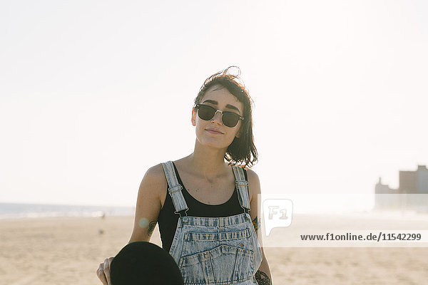 USA  New York  Coney Island  Portrait einer jungen Frau am Strand