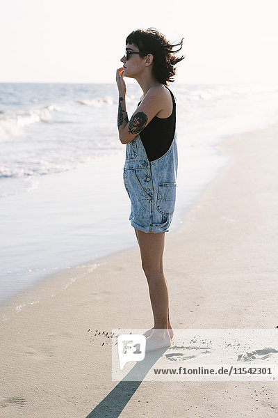 USA  New York  Coney Island  junge Frau am Ufer stehend