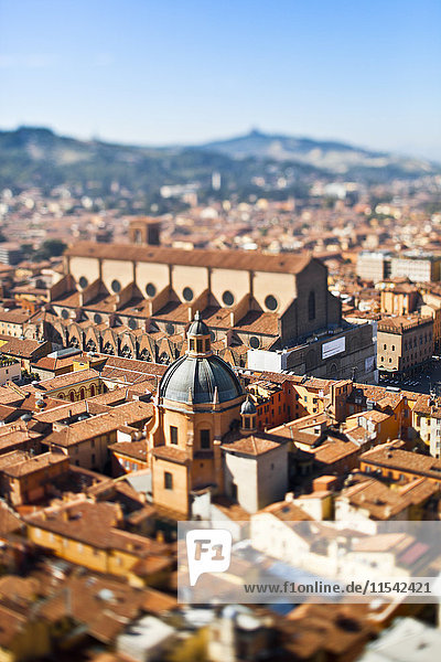 Italien  Emilia-Romagna  Bologna  Stadtbild  Kippschaltung