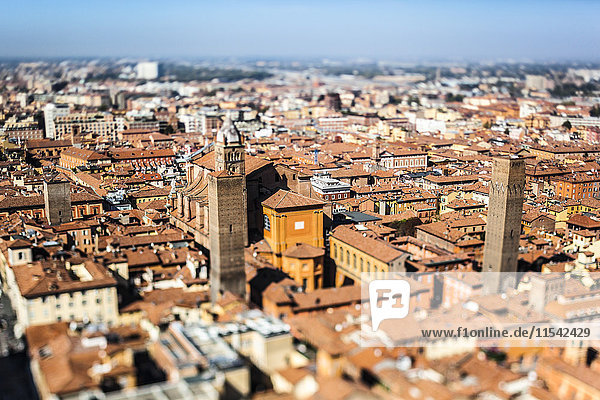 Italien  Emilia-Romagna  Bologna  Stadtbild  Kippschaltung