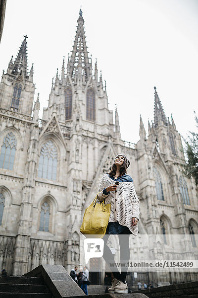 Spanien  Barcelona  junge Frau in der Kathedrale von Barcelona