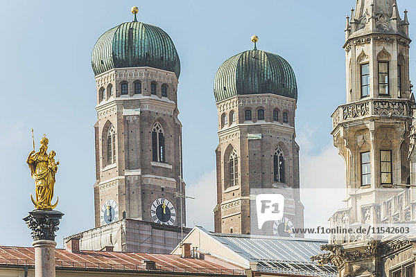 Deutschland  Bayern  München  Blick auf Marienplatz  Mariensäule und Frauenkirche und neues Rathaus