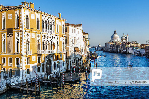 Italien  Veneto  Venedig  Kanal  Palazzo Sant' Angelo links und Santa Maria della Salute im Hintergrund