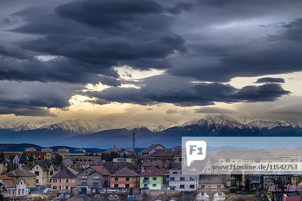 Rumänien  Siebenbürgen  Blick über Sibiu zum Fagarasgebirge