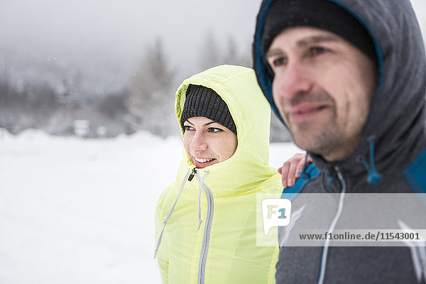 Paar in Outdoor-Kleidung genießt den Winter