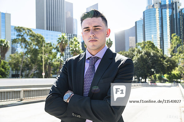 USA  Los Angeles  Porträt eines selbstbewussten Geschäftsmannes