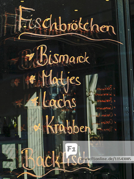Deutschland  Hamburg  Auswahl einer Snackbar auf der Fensterscheibe