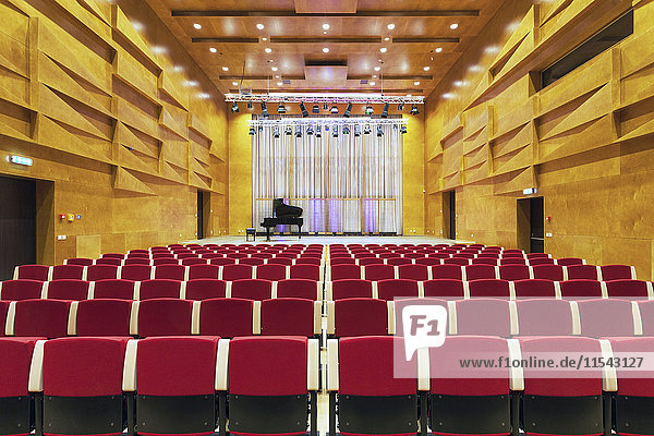 Estland  Tartu  Heino Ellers Musikschule  Konzertsaal  mit Sitzreihe