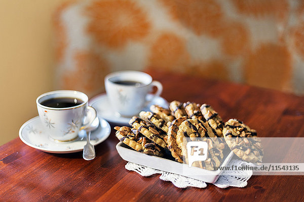 Kekse  Bisquit auf Holz  zwei Tassen Kaffee