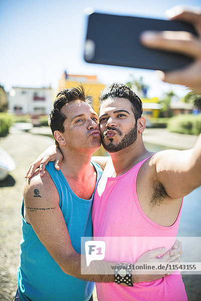 Los Angeles  Venedig  fröhliches schwules Paar  das sich mit dem Smartphone selbstständig macht.