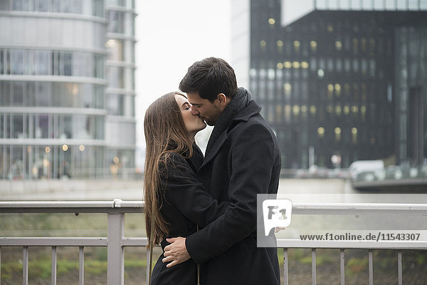Junges Paar beim Küssen im Freien