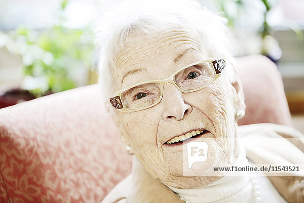 Porträt einer älteren Frau mit Alzheimer-Krankheit