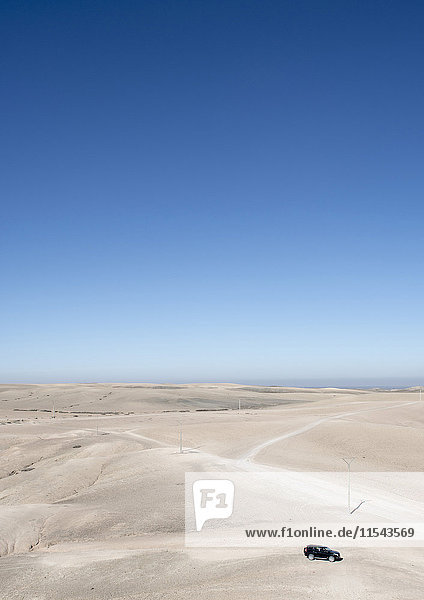 Marokko  Auto in der Wüste von Agafay