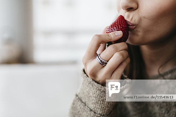 Frauenhand mit Erdbeere  Nahaufnahme