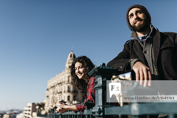 Spanien  Tarragona  junges Paar  das die Stadt erkundet