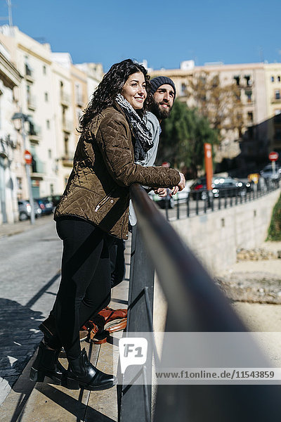 Spanien  Tarragona  Junges Paar lächelt