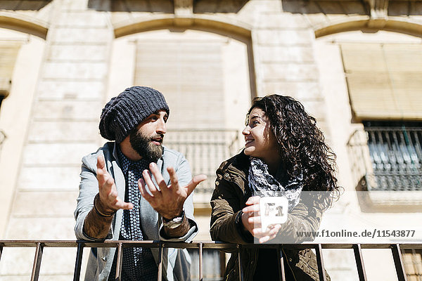 Spanien  Tarragona  Junges Paar im Gespräch  City Break