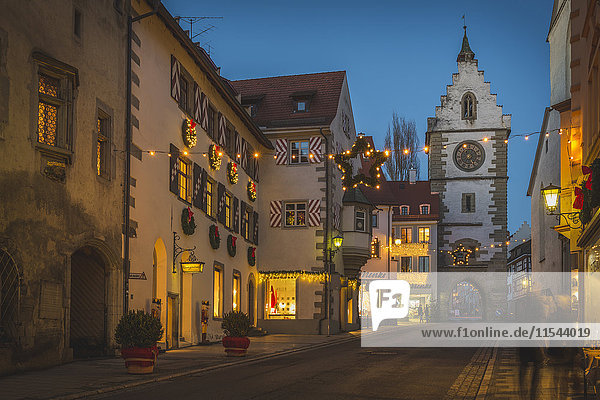 Deutschland  Überlingen  Weihnachtsbeleuchtung in der Franziskanerstraße mit Franziskanertor