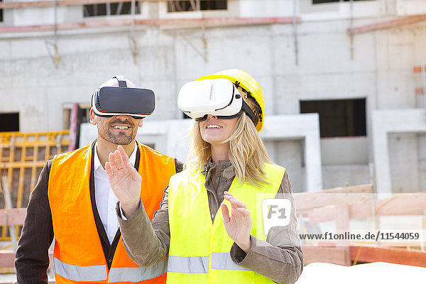 Zwei Personen mit Virtual Reality Brille auf der Baustelle
