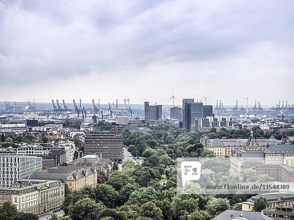 Deutschland  Hamburg  Stadtbild mit Koehlbrandbrücke und Hafenkränen