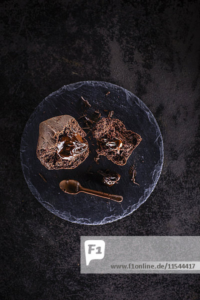 Schokoladenmuffin mit flüssigem Kern und Schokoladenlöffel
