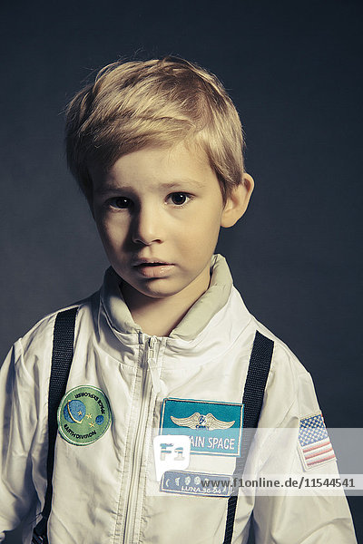 Portrait des Jungen mit Astronautenanzug