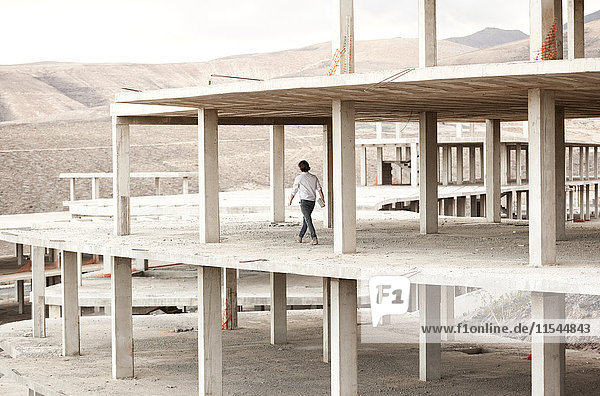 Spanien  Fuerteventura  Jandia  Architektin im Rohbau