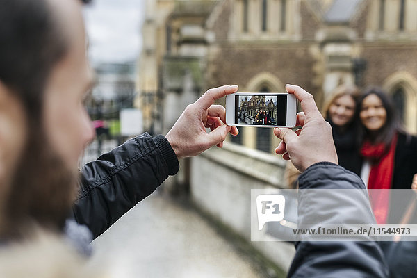 UK  London  Jugendliche fotografieren mit Smartphone