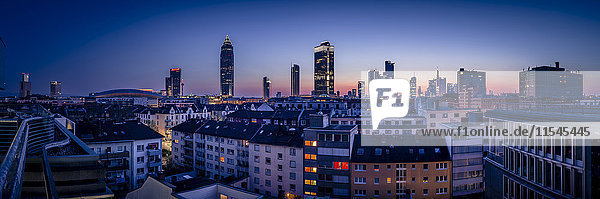 Deutschland  Frankfurt  Skyline des Finanzbezirks am Abend
