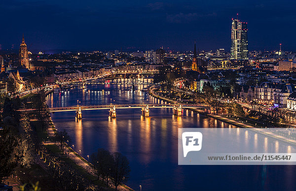 Deutschland  Frankfurt  Cityview und Main bei Nacht