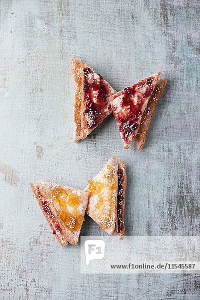 Toastscheiben mit Marmelade und Zuckergranulat in Schmetterlingsform