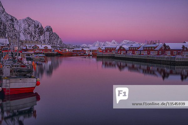 Norwegen  Lofoten  Svolvaer  Der Hafen der Stadt bei Sonnenuntergang
