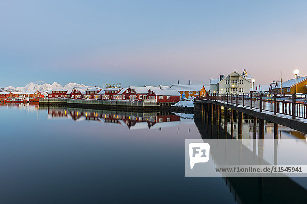 Norwegen  Lofoten  Svolvaer  Der Hafen der Stadt bei Sonnenuntergang