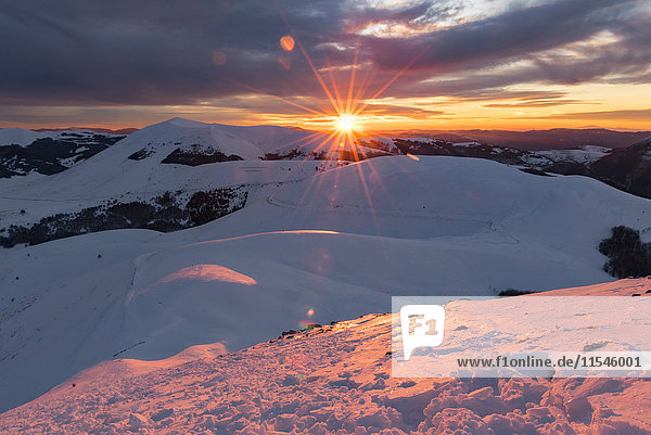 Italien, Umbrien, Nationalpark Monti Sibillini, Sonnenuntergang am Apennin im Winter