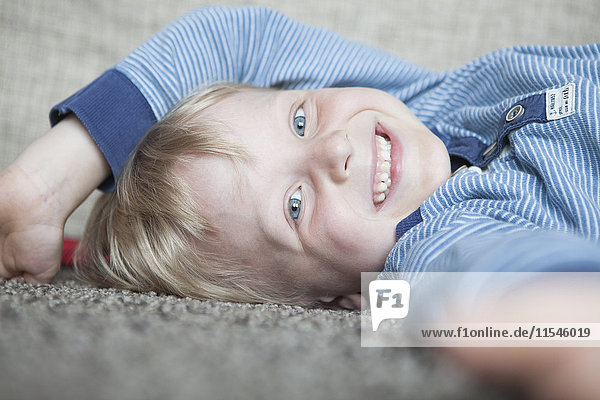 Porträt des glücklichen kleinen blonden Jungen