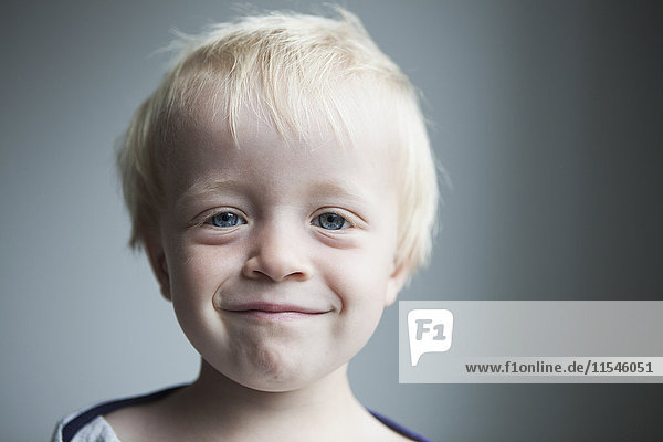 Porträt des glücklichen kleinen blonden Jungen