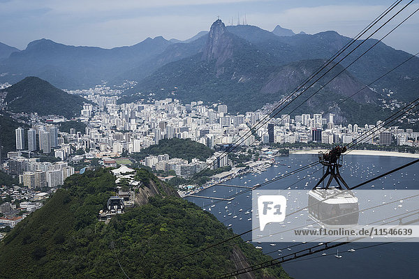 Brasilien  Rio de Janeiro  Blick auf die Stadt vom Zuckerhut mit Seilbahn im Vordergrund