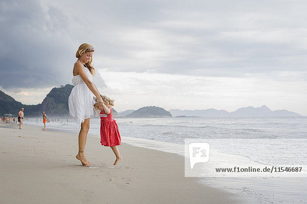 Brasilien  Rio de Janeiro  Mutter und Tochter am Strand von Copacabana