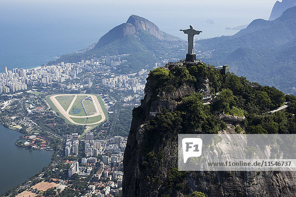 Brasilien  Luftaufnahme von Rio De Janeiro  Corcovado Berg mit Statue von Christus dem Erlöser