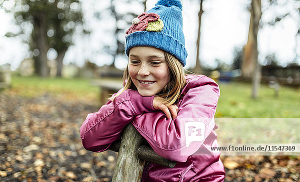 Porträt eines glücklichen Mädchens auf einem Spielplatz im Herbst