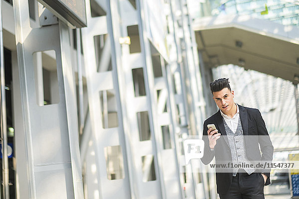 Portrait eines Geschäftsmannes mit Smartphone