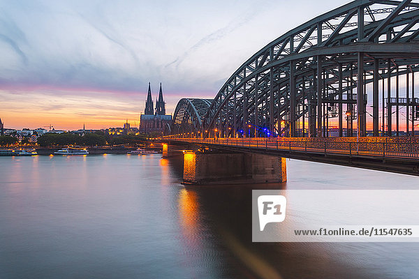 Deutschland  Köln  Blick auf den Kölner Dom mit der Hohenzollernbrücke im Vordergrund