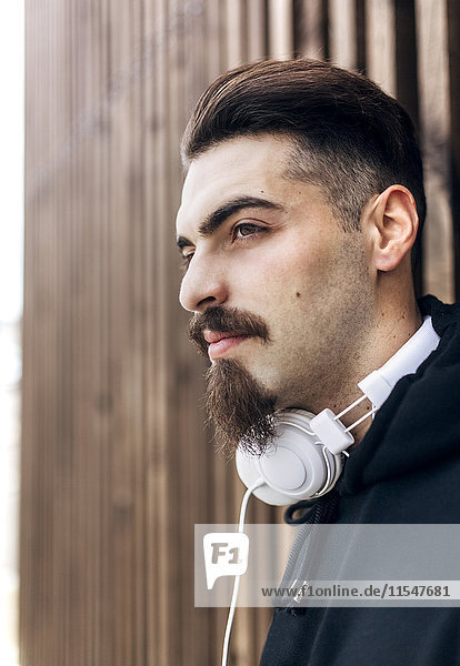 Portrait eines stilvollen jungen Mannes mit Kopfhörer