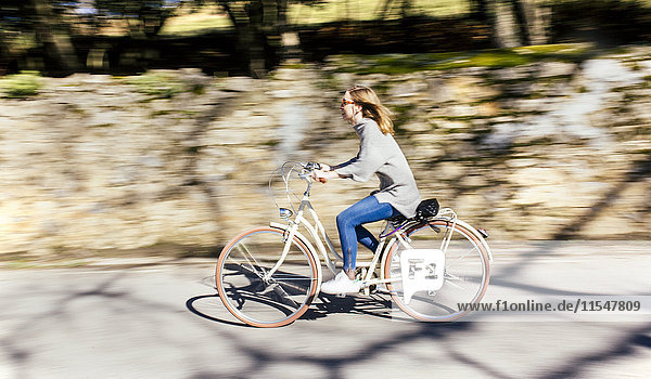 Frau fährt Fahrrad auf der Straße