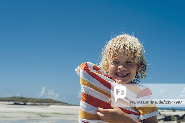 Frankreich  Bretagne  glücklicher Junge am Strand