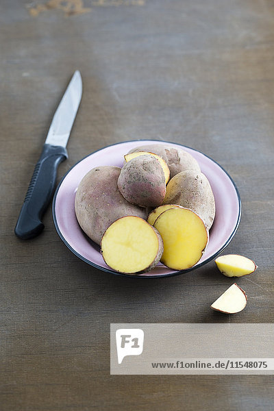 Schale mit Bio-Kartoffeln mit lila Schale